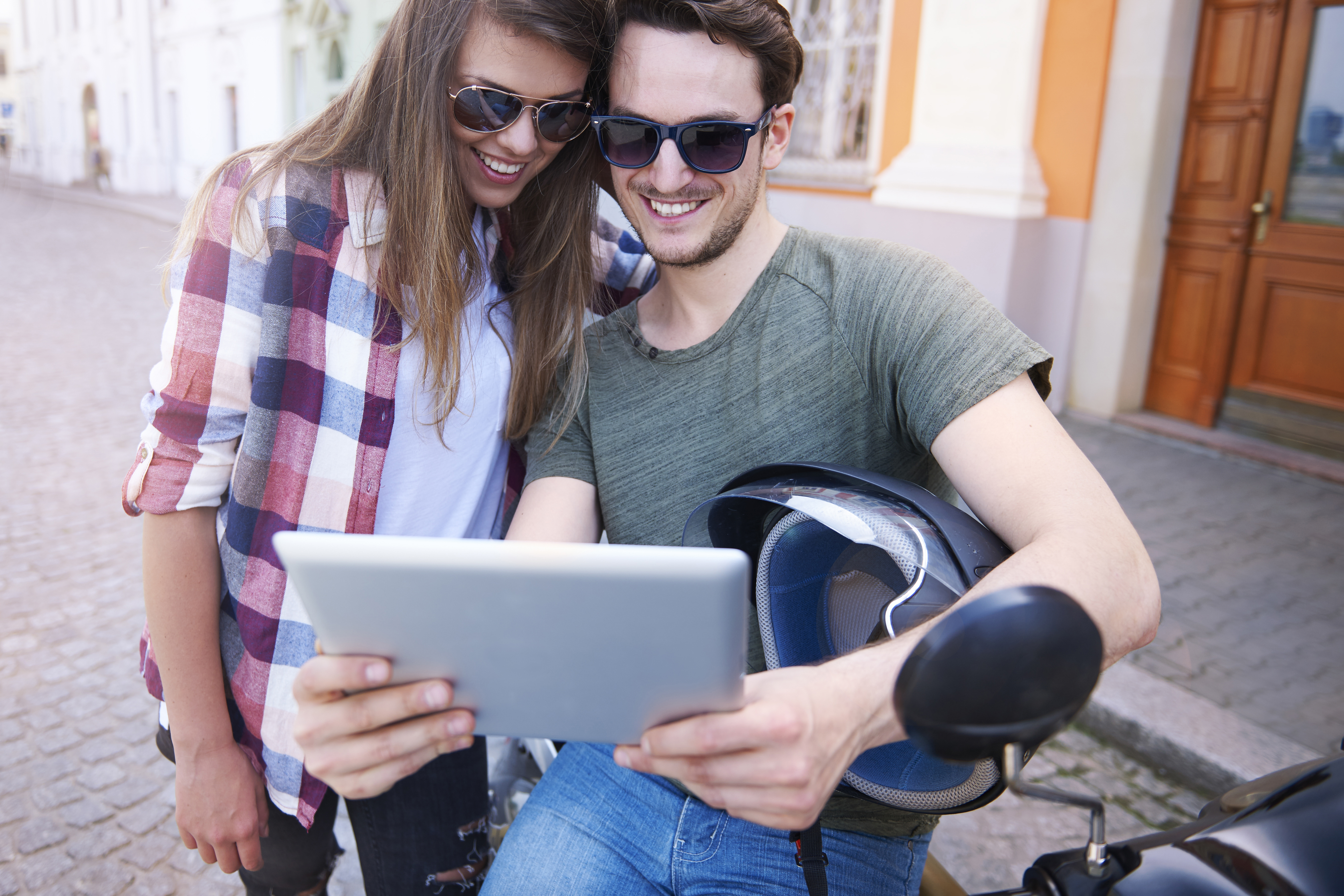 couple-riding-motorcycle-city couple-riding-motorcycle-city